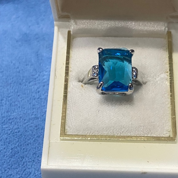 New, Fashion Jewelry, beautiful blue stone ring. Size 8 - Picture 4 of 4